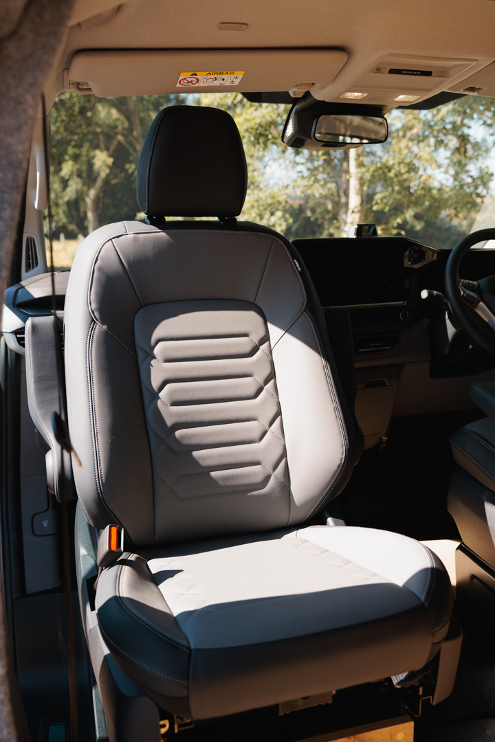 Front swivel seat